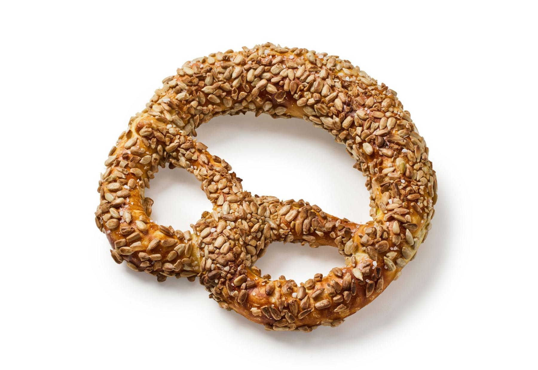 Laugenbrezel mit Sonnenblumenkernen und Salz