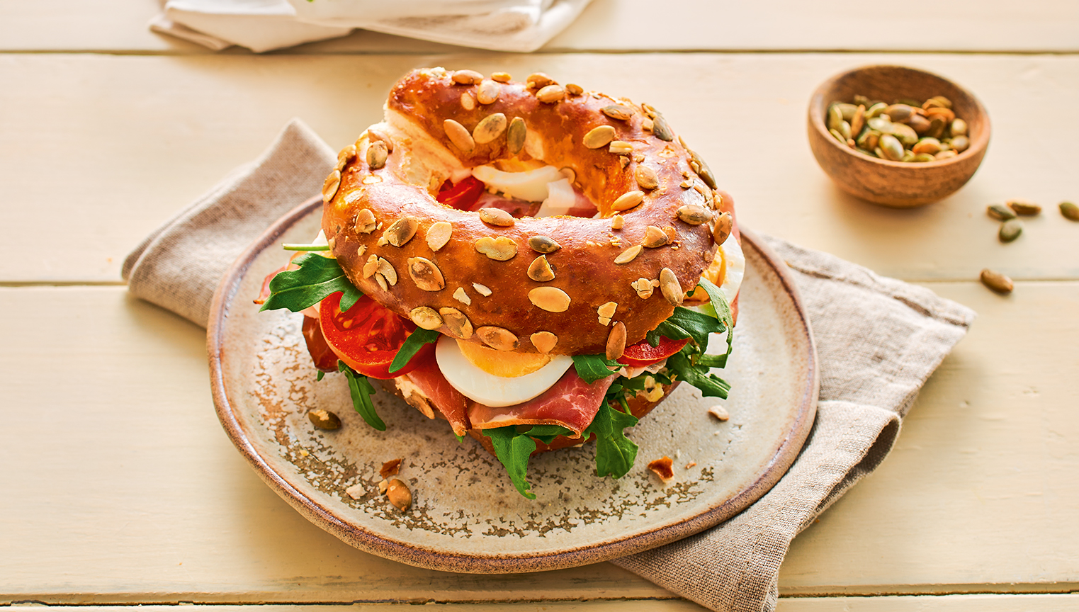 Laugenkringel mit Kürbiskernen