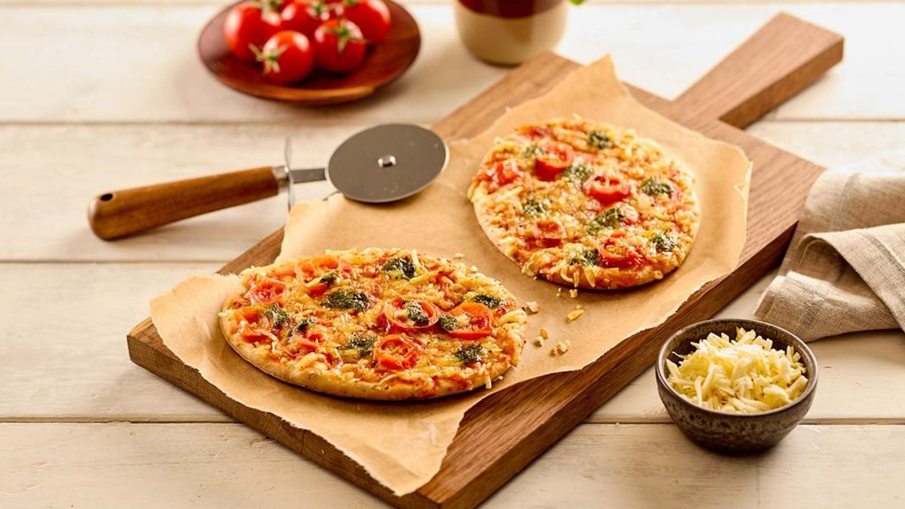 Veganer Pizza-Snack Margherita mit Basilikum-Topping